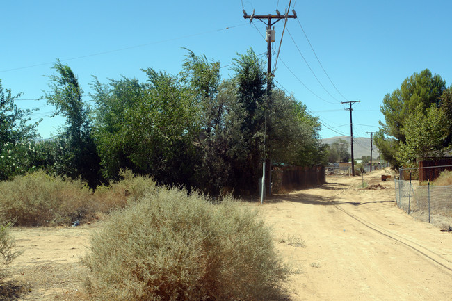 13582 Yakima Rd in Apple Valley, CA - Building Photo - Building Photo