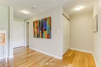 705 E Republican St, Unit Vertigo in Seattle, WA - Foto de edificio - Building Photo