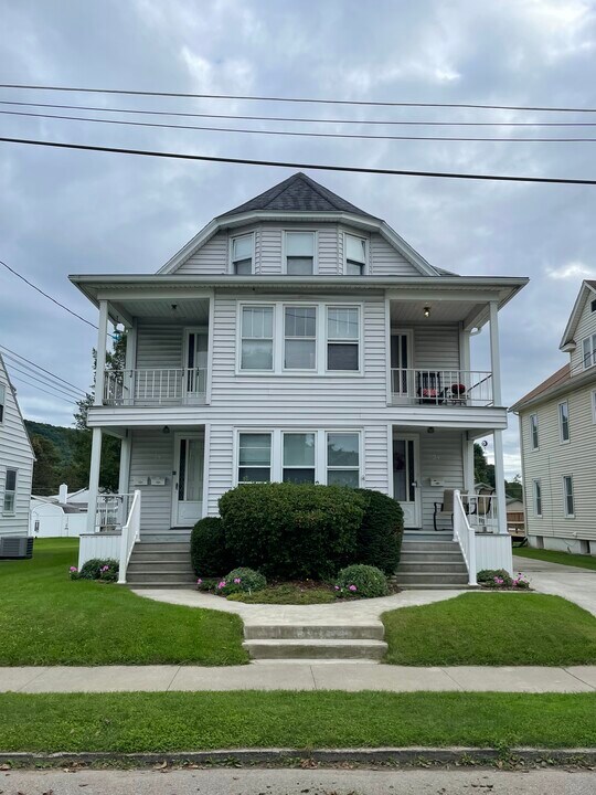 24 Utica Ave, Unit 3 in Binghamton, NY - Foto de edificio