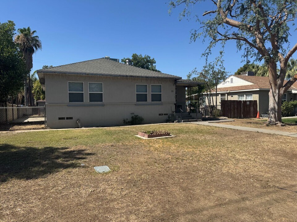 25 Columbus St in Bakersfield, CA - Foto de edificio