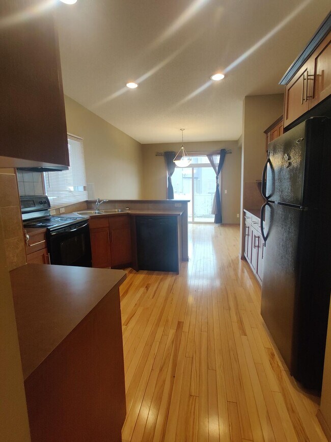 9011 Royal Oak Way NW in Calgary, AB - Building Photo - Building Photo