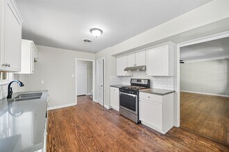 1224 N San Jacinto St in Conroe, TX - Building Photo - Building Photo