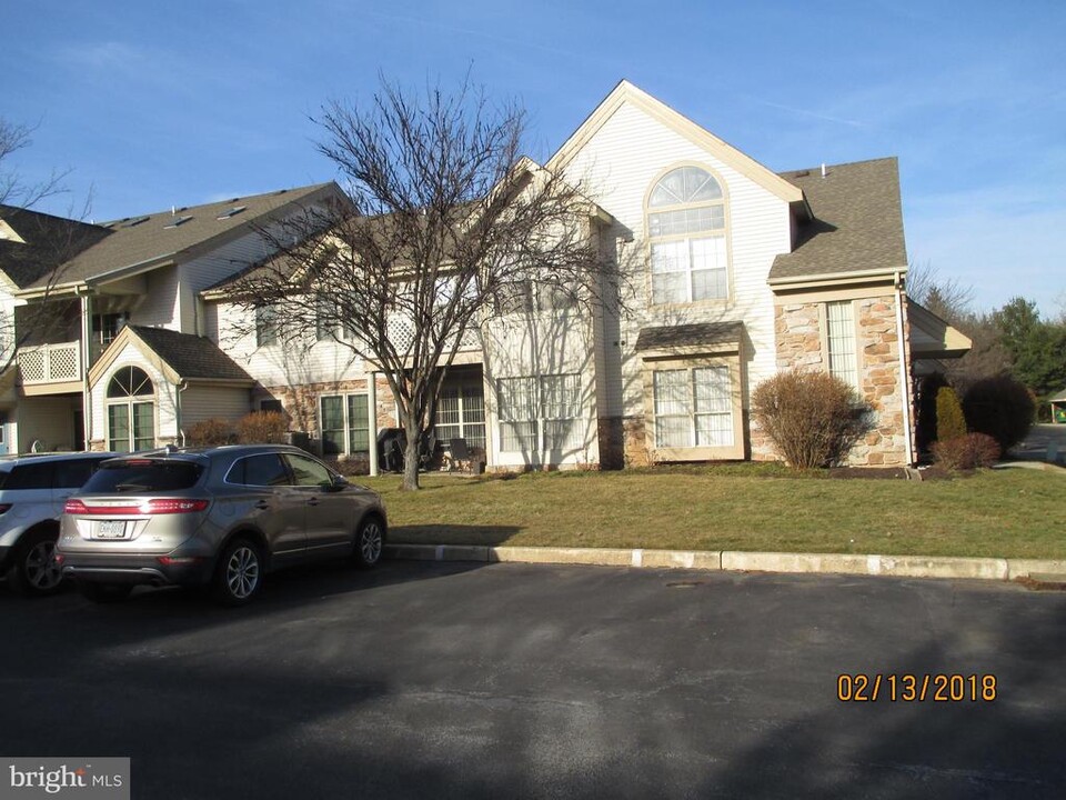 1510 Foxmeadow Cir in Royersford, PA - Building Photo