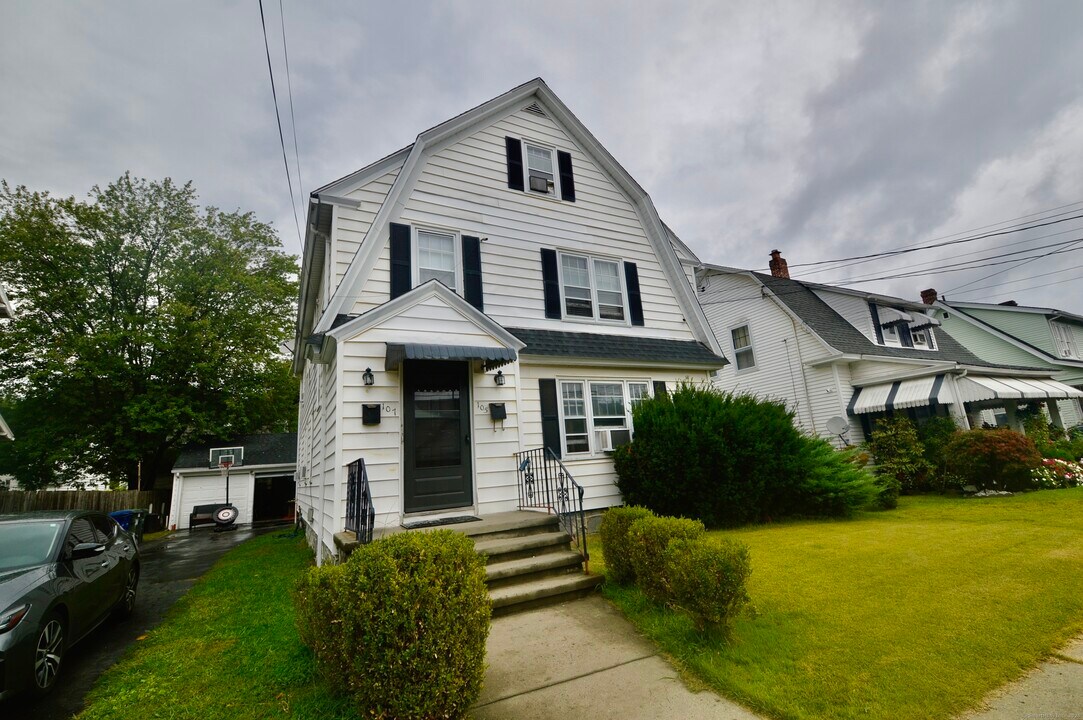 105 Beardsley Park Terrace in Bridgeport, CT - Building Photo