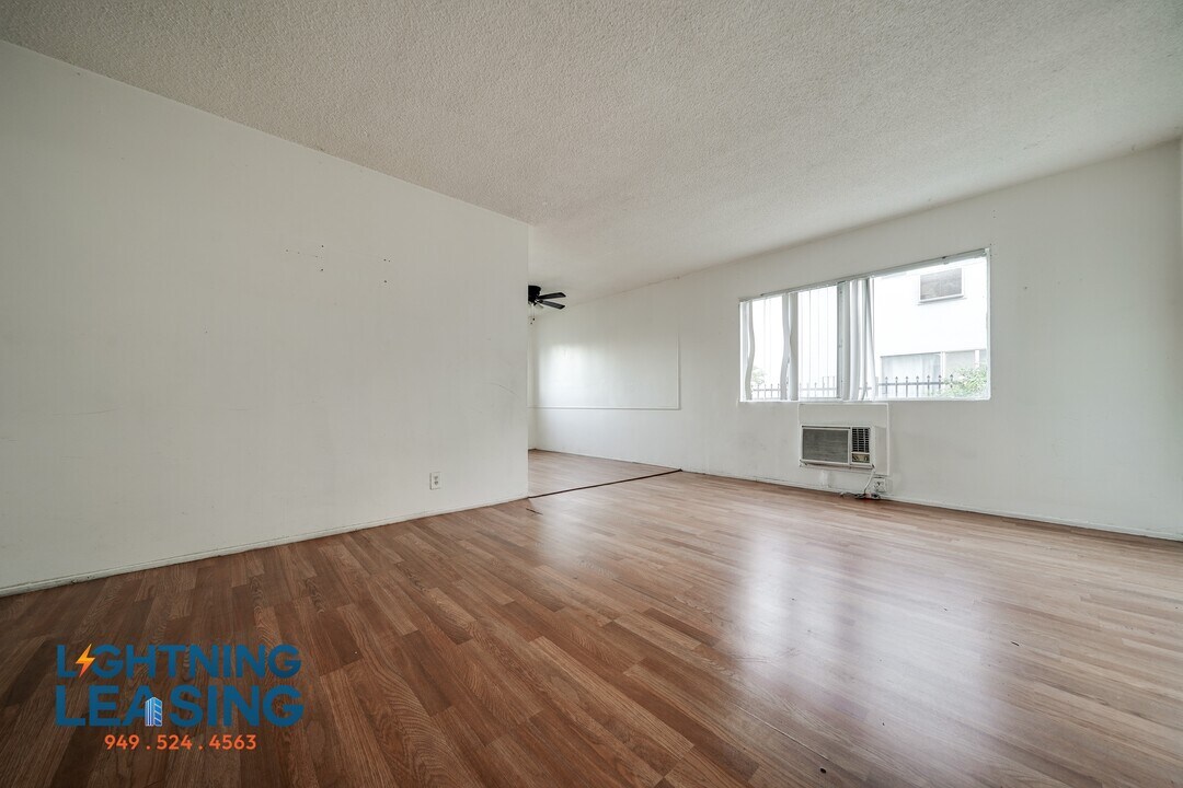 6927 Whitsett Ave in Van Nuys, CA - Building Photo