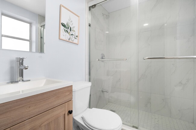 8004 Lundy's Ln in Niagara Falls, ON - Building Photo - Building Photo