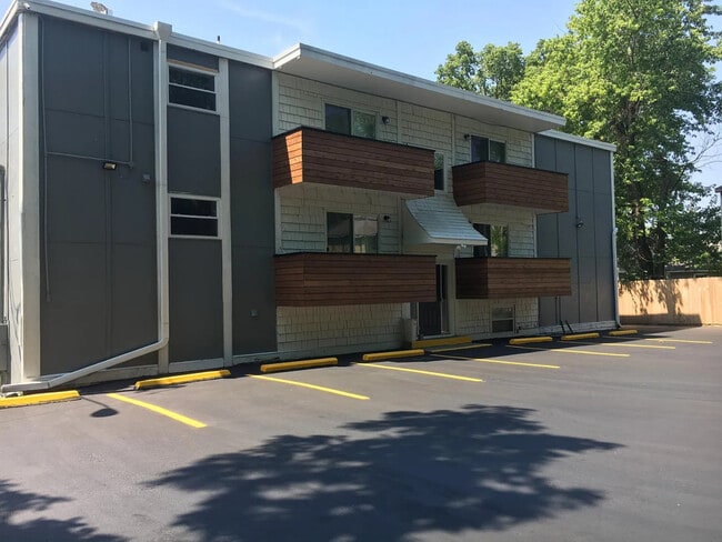 KCK Apartments in Kansas City, KS - Foto de edificio - Building Photo