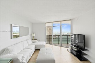 335 S Biscayne Blvd in Miami, FL - Building Photo - Building Photo