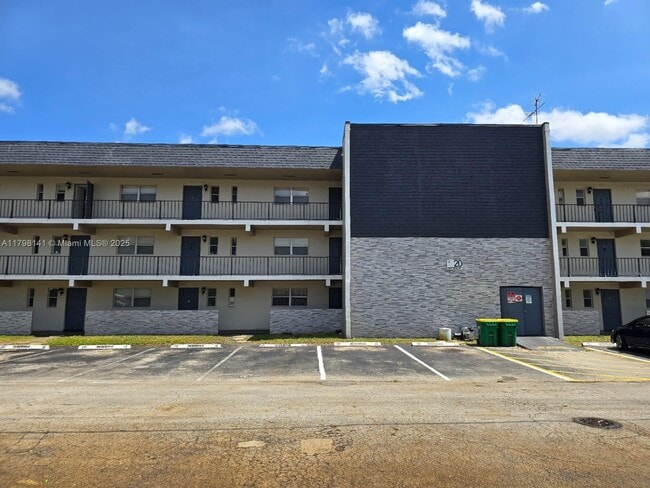 8020 Fairview Dr in Tamarac, FL - Building Photo - Building Photo