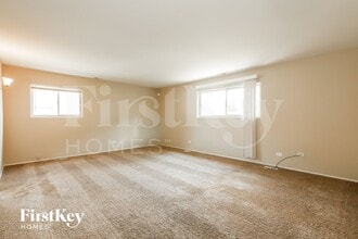 105 Oxford Ln in Glendale Heights, IL - Building Photo - Building Photo