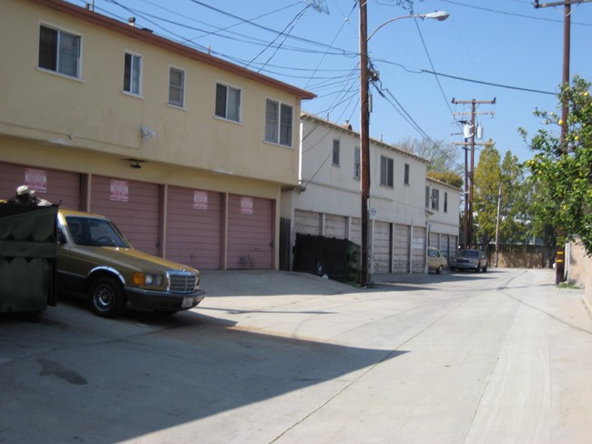 8114 Crenshaw Blvd in Inglewood, CA - Foto de edificio - Building Photo