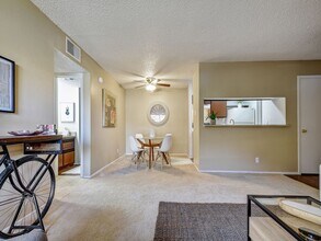 Iron Horse Valley Apartments in San Antonio, TX - Foto de edificio - Building Photo