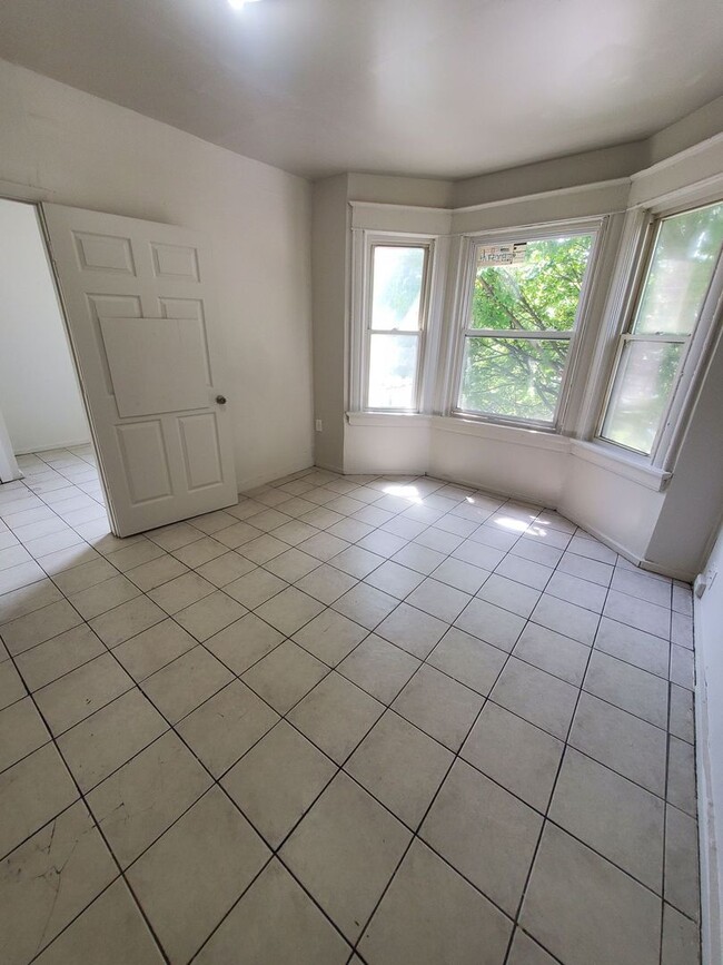 608-610-610 W Burleigh St