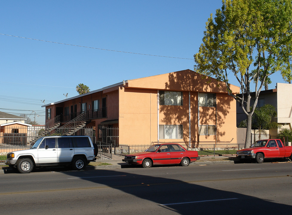 810 S Raitt St in Santa Ana, CA - Foto de edificio