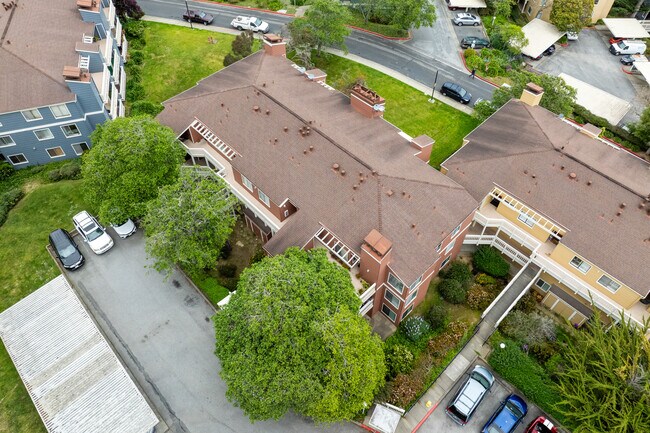 Saddleback in Daly City, CA - Foto de edificio - Building Photo