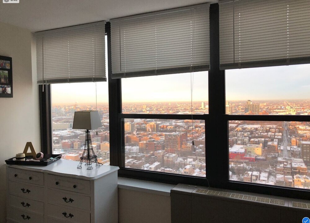 1560 N Sandburg Ter, Unit 3709 in Chicago, IL - Foto de edificio