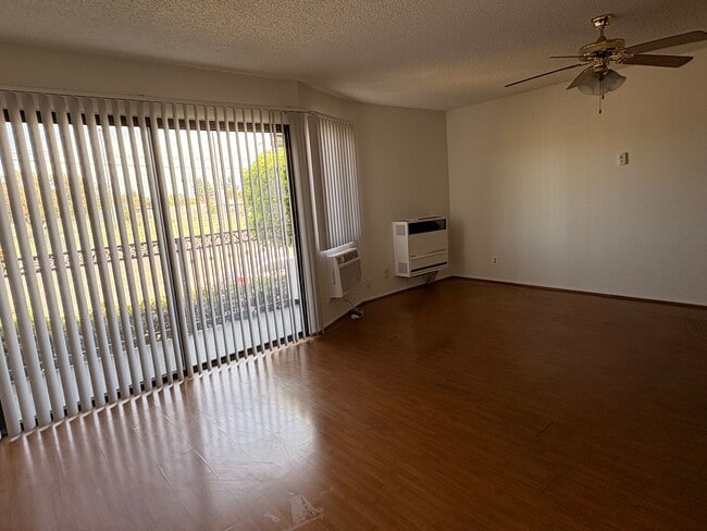 6827 Whitsett Ave in North Hollywood, CA - Foto de edificio - Building Photo