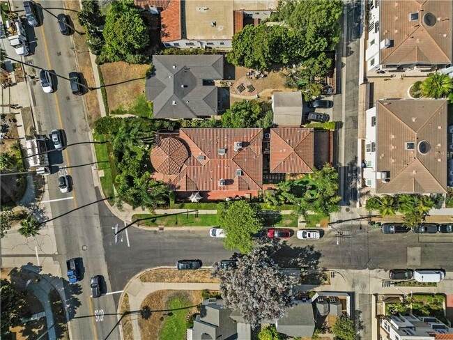 978 S Bundy Dr in Los Angeles, CA - Foto de edificio - Building Photo