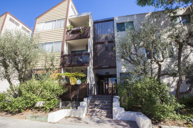 6050 Canterbury Dr, Unit F205 in Culver City, CA - Building Photo - Building Photo