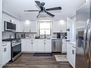 100 Acacia Ave in Staten Island, NY - Foto de edificio - Building Photo