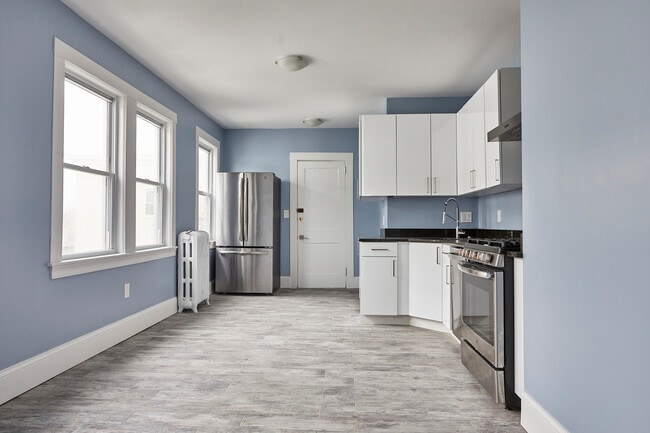 52 Mansfield St, Unit 1 in Somerville, MA - Building Photo - Building Photo