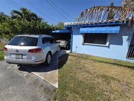 704 SW 2nd Ave in Dania Beach, FL - Building Photo