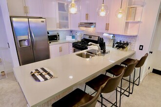 4702 Fulton Ave, Unit 302 in Sherman Oaks, CA - Building Photo - Building Photo