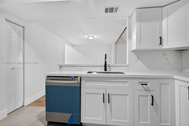 10233 NW 9th St Cir in Miami, FL - Building Photo - Building Photo