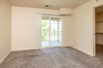 Cross Creek Apartment Homes in Davenport, IA - Building Photo - Interior Photo