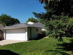 6015 N Shoreland Ave in Whitefish Bay, WI - Building Photo - Building Photo