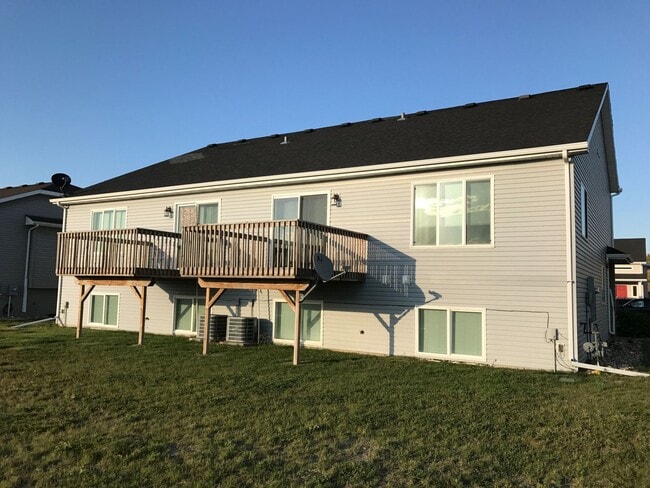 105 8th St NW in Watford City, ND - Building Photo - Building Photo