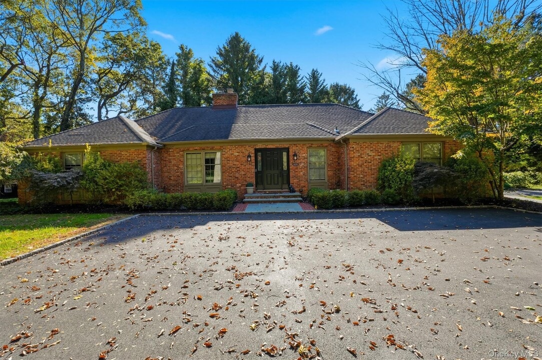 1120 Cove Edge Rd in Syosset, NY - Building Photo