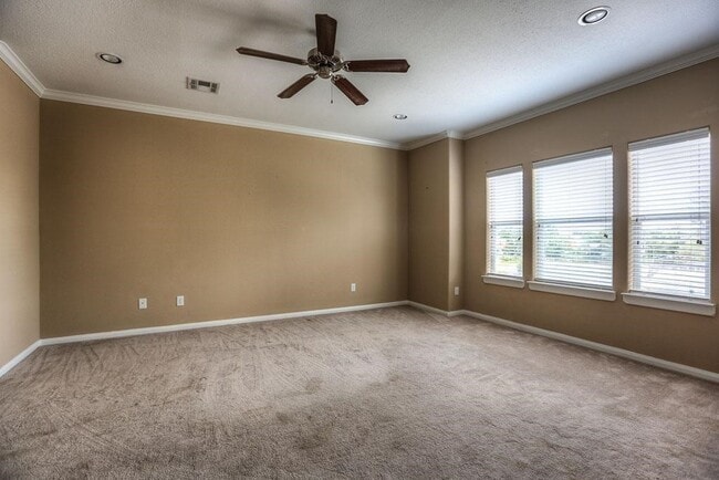 property at 940 W 26th St