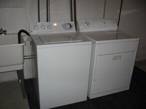 23745 Middlebelt Rd in Farmington Hills, MI - Foto de edificio - Building Photo