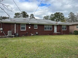 11 Linden Dr in Savannah, GA - Foto de edificio - Building Photo