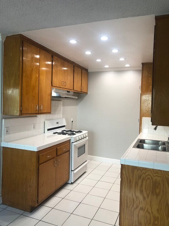 936 Lucile Ave in Los Angeles, CA - Building Photo