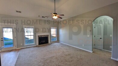 717 Sleek Fox Dr in Clarksville, TN - Building Photo - Building Photo