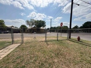 2202 Main Ave in Laredo, TX - Building Photo - Building Photo