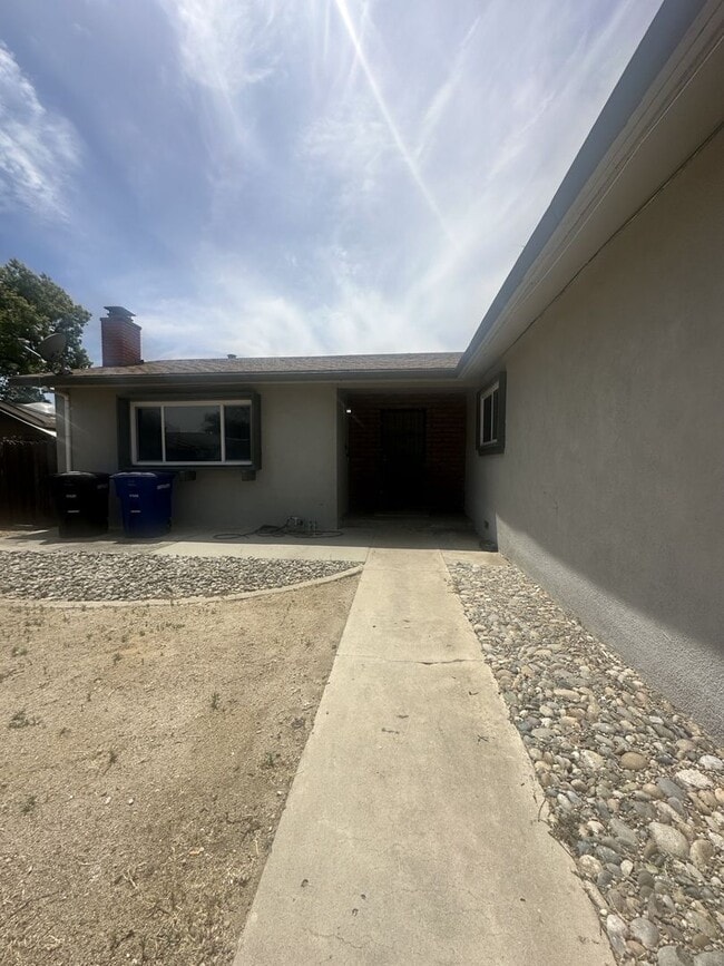 1949 Shushan Dr in Ceres, CA - Building Photo - Building Photo