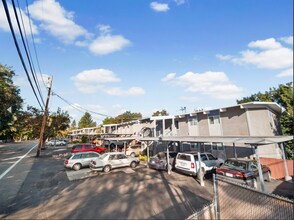 8921 E Liberty Ave in Millwood, WA - Building Photo - Building Photo