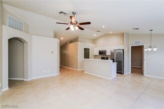 3213 NW 4th Pl in Cape Coral, FL - Foto de edificio - Building Photo