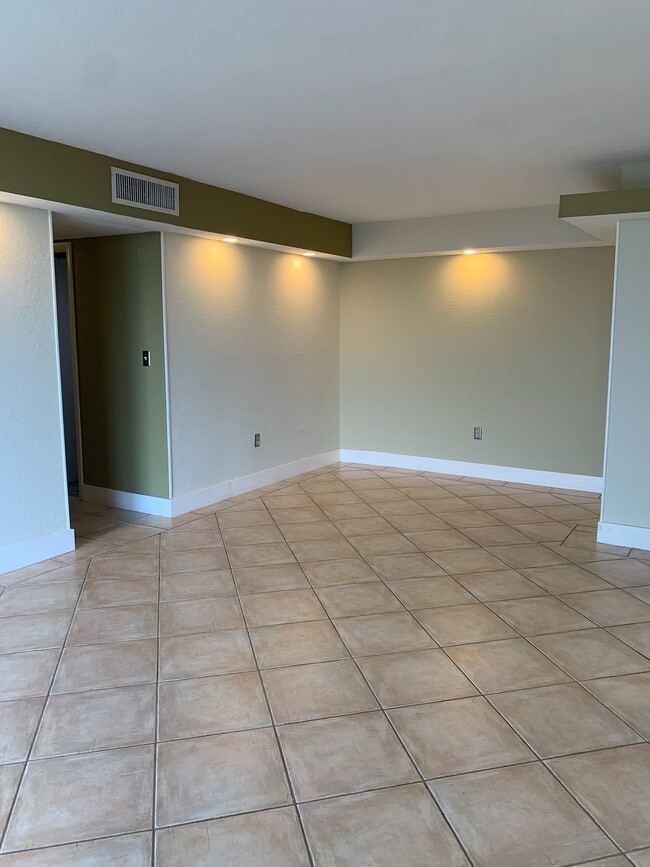 9310 Fontainebleau Blvd, Unit 515 in Miami, FL - Building Photo - Building Photo