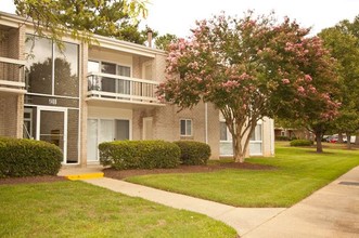 Conway Garden Apartments in Williamsburg, VA - Foto de edificio - Building Photo