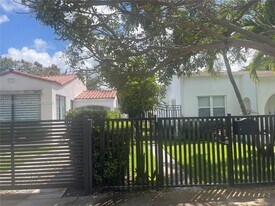 554 NE 74th St in Miami, FL - Building Photo