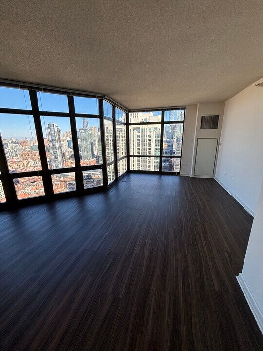 333 N Desplaines St, Unit 2710 in Chicago, IL - Building Photo