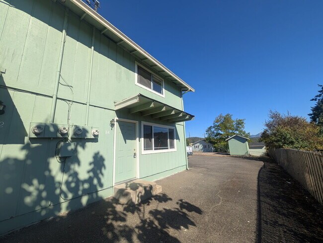 84 SE Grape Ave in Winston, OR - Building Photo - Building Photo