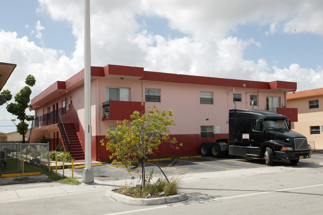 320 W 20th St in Hialeah, FL - Building Photo