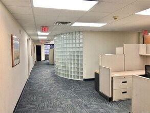 990 Westbury Rd in Westbury, NY - Building Photo - Building Photo