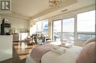 460 Adelaide St E in Toronto, ON - Building Photo - Building Photo