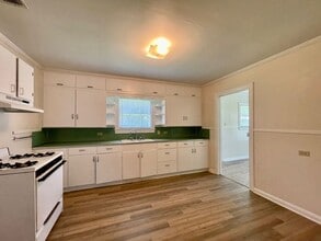 705 Runnels Ave in Crockett, TX - Foto de edificio - Building Photo